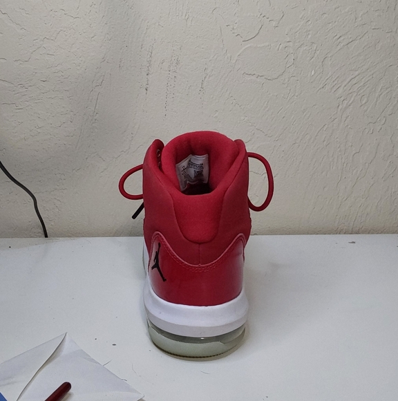 Jordan Aura Size 4Y - Picture 3 of 12